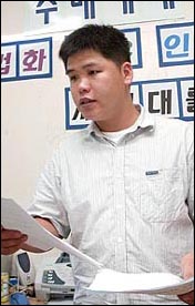 지난 7월 25일 대검이 '수배해제 조치'를 발표하자 이를 수배자 가족들에게 설명하고 있는 유영업씨. 유씨는 현재 경찰에 자진 출두한 한총련 수배자 중 유일하게 구속수사를 받고 있다. 